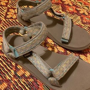 Womens Tevas Size 9